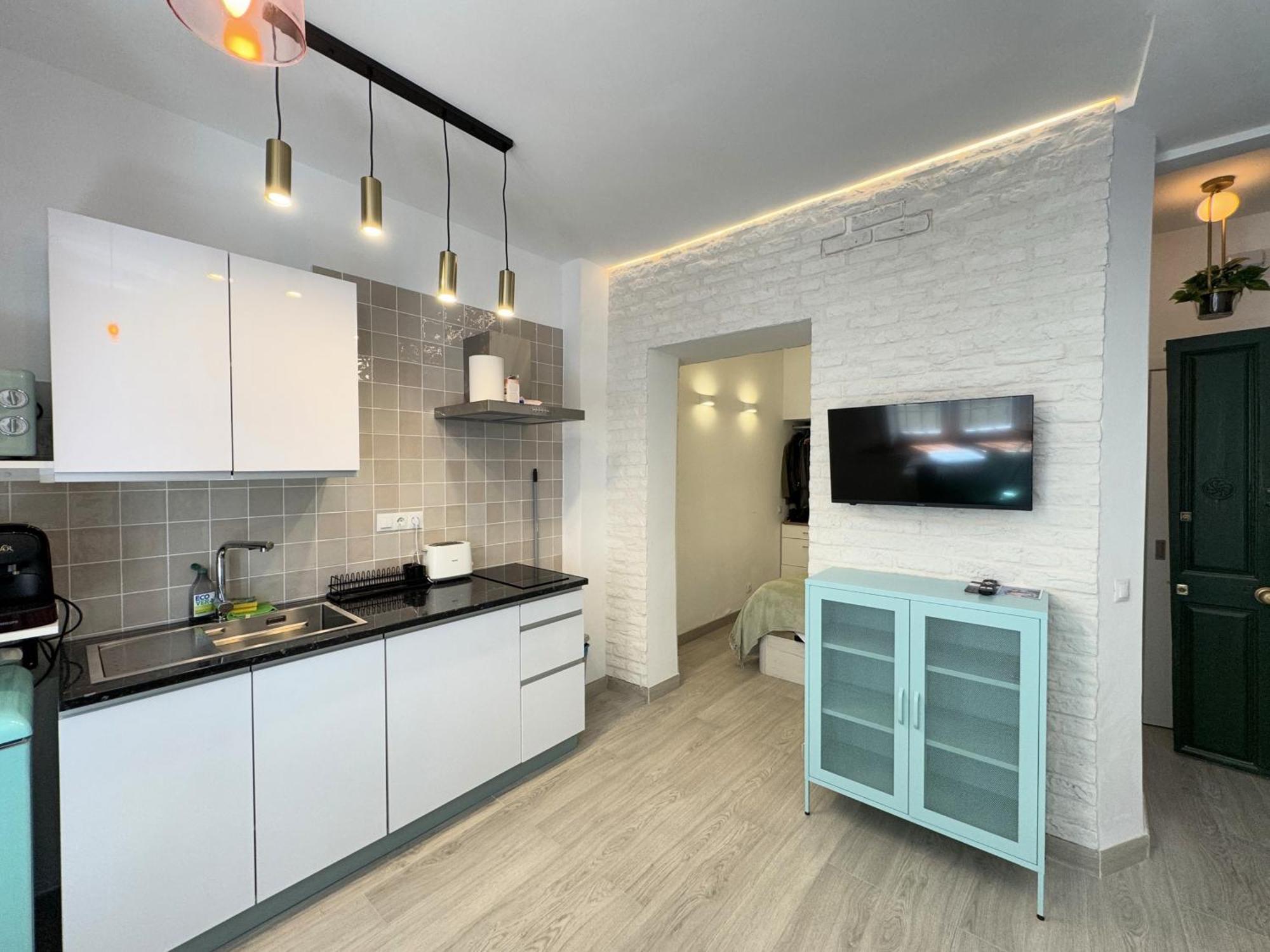 Iyourbasics Lovely Studio Hinestrosa 23 Free Wifi&Ac Malaga Bagian luar foto